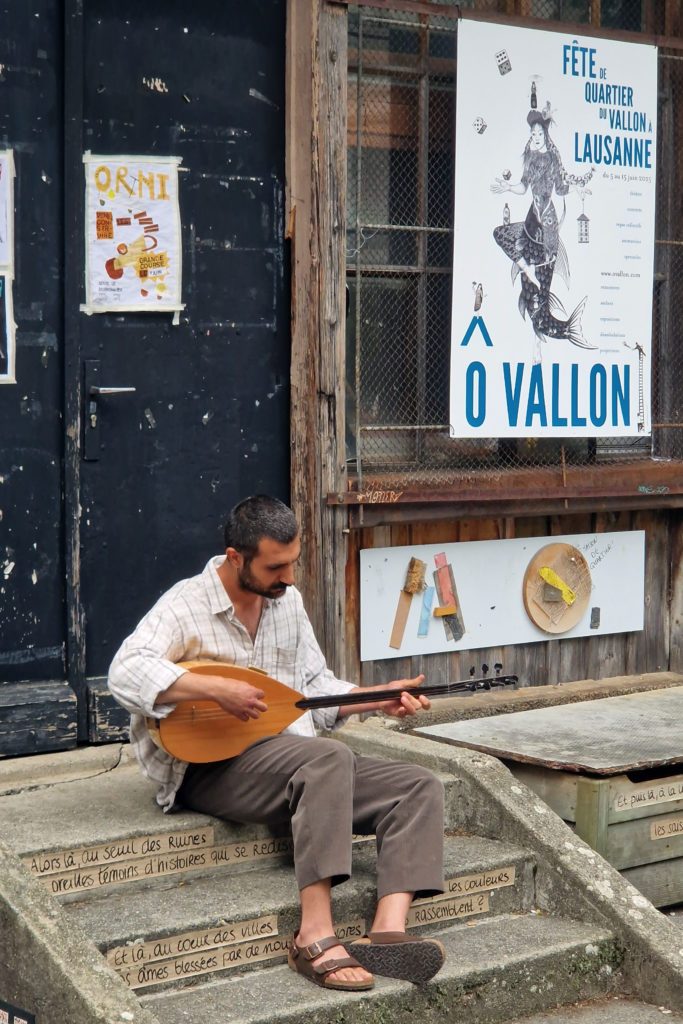 Concert durant la déambulation autour des drapeaux de Lucie Schaeren, Place du Vallon, dimanche 15 juin
